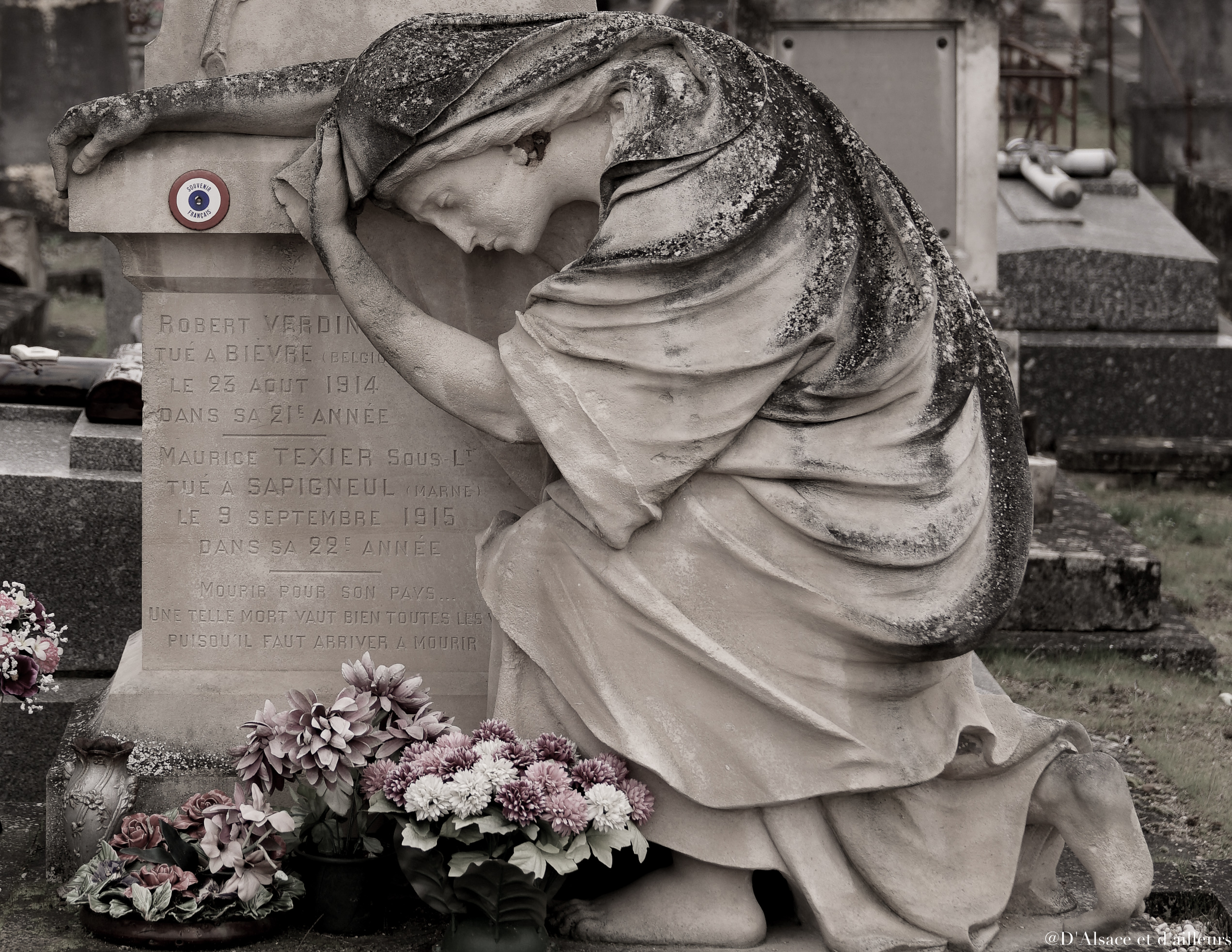 alt="Monuments aux morts - Cimetière de Châtellerault © Corinne Longhi"